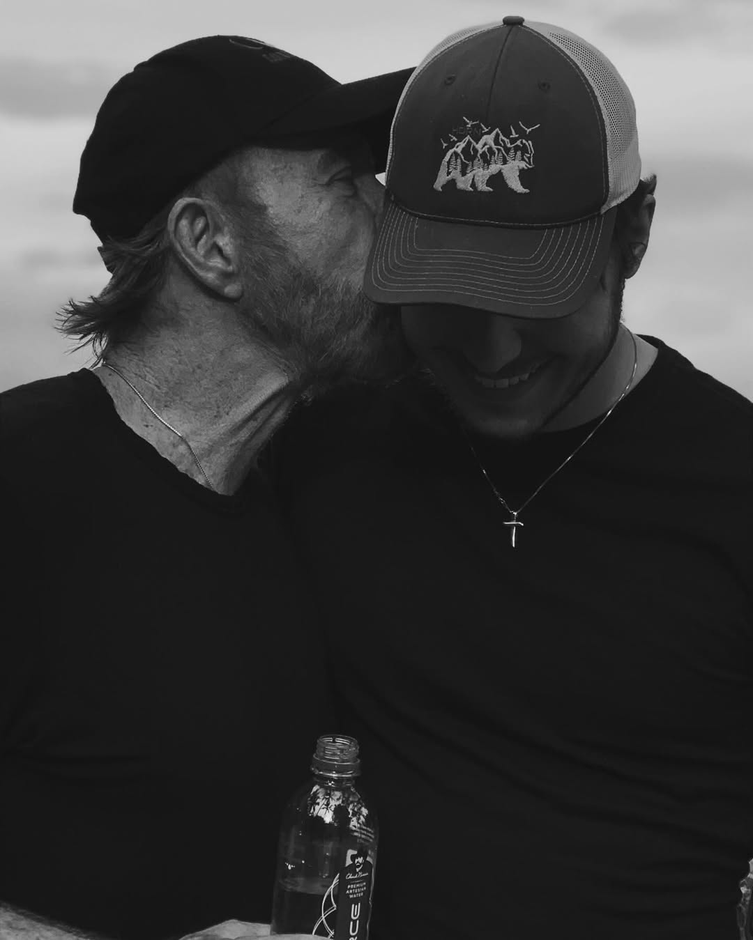 Chuck Norris com o filho Dakota Norris — Foto: Reprodução/Instagram