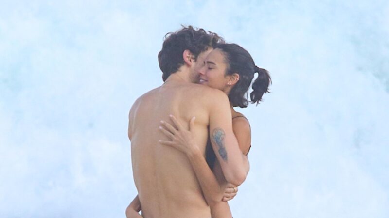 Bruna Marquezine e Shawn Mendes em praia no Rio de Janeiro - Foto: Dilson Silva / AgNews