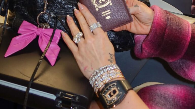 Aos 26 anos, influenciadora deixa jogador para trás e embarca para viagem com look de quase R$ 2 milhões