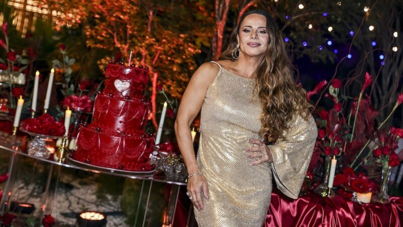Aniversário de Viviane Araujo: atriz celebra 51 anos com bolo e decoração exuberantes