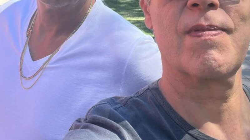 Longe das novelas, ator de 56 anos exibe foto rara com o marido: ‘Horas de felicidade’