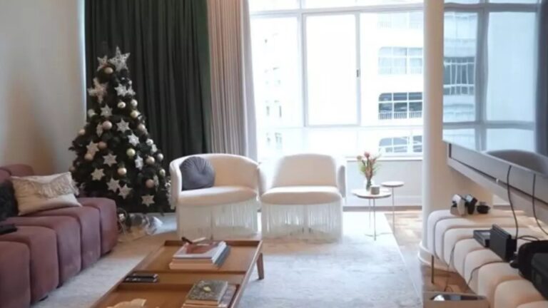 Namorada de integrante do BBB26, cantora mora em apartamento estilo anos 70