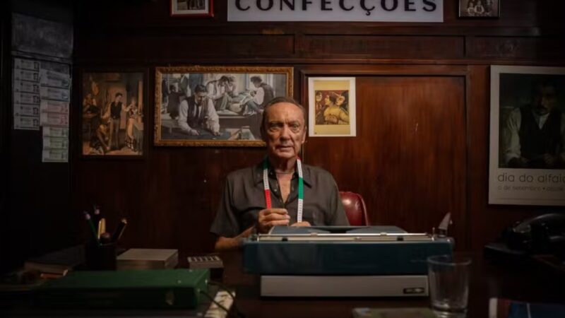 Quem foi o ator de O Agente Secreto que morreu pouco antes da estreia do filme?