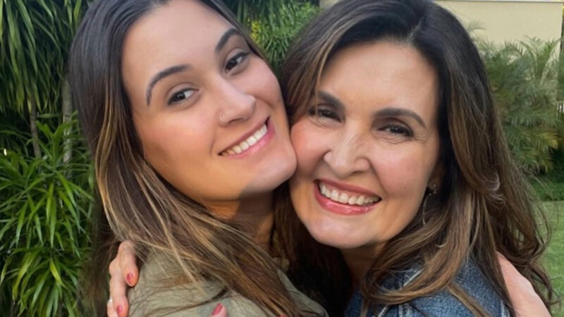 Aos 28 anos, filha de Fátima Bernardes surge em foto na cama com o namorado piloto