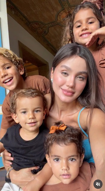 Biah Rodrigues posta foto com os quatro filhos - Foto: Instagram