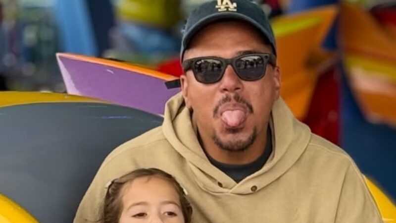 Aos 3 anos, filha do vocalista do Sorriso Maroto se diverte na Disney com o pai
