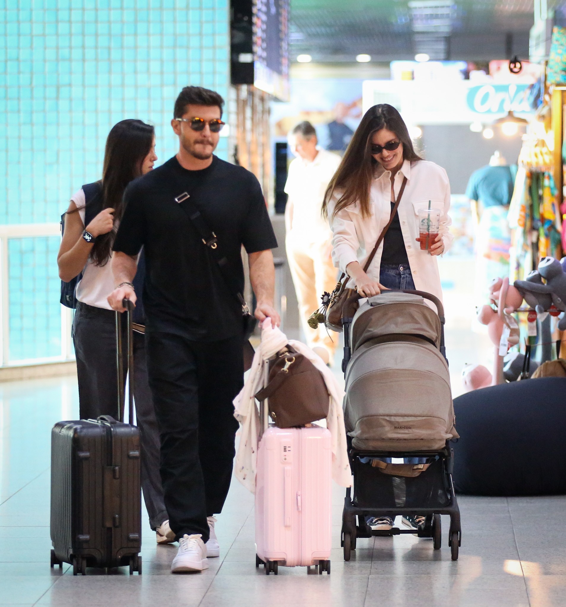 Camila Queiroz e Klebber Toledo embarcam com a filha Clara — Foto: Anna Giulia/Agnews