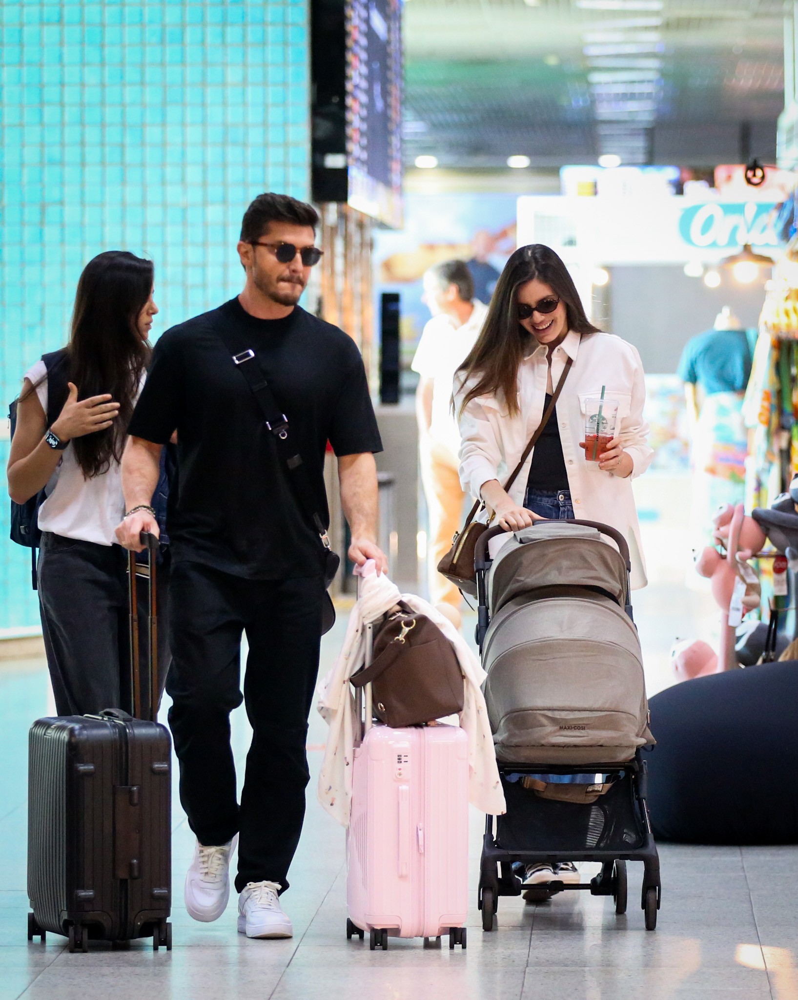 Camila Queiroz e Klebber Toledo embarcam com a filha Clara — Foto: Anna Giulia/Agnews