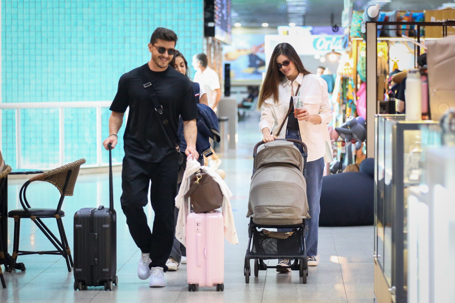 Camila Queiroz e Klebber Toledo embarcam com a filha Clara — Foto: Anna Giulia/Agnews
