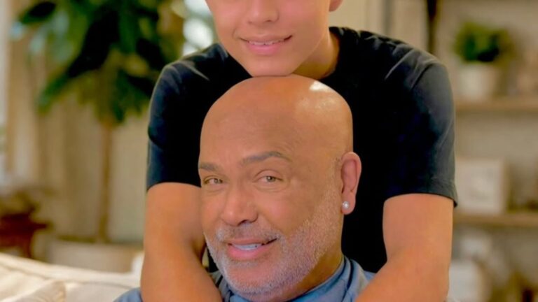 Aos 59 anos, cantor Rick impressiona ao exibir foto rara com o neto: ‘Lindo demais’
