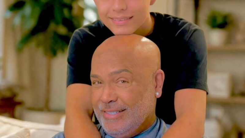 Aos 59 anos, cantor Rick impressiona ao exibir foto rara com o neto: ‘Lindo demais’