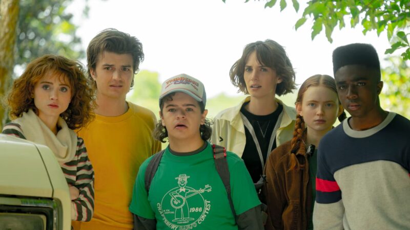 Aos 27 anos, atriz de Stranger Things aparece com o marido pela primeira vez após casamento secreto