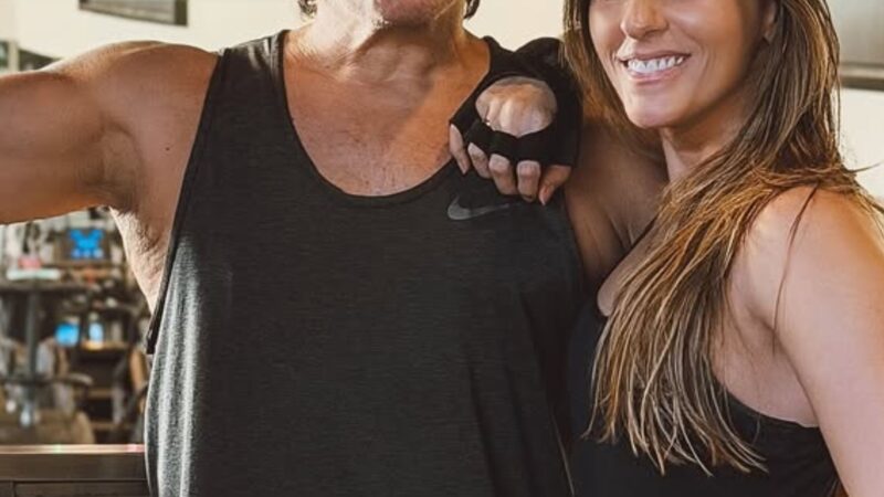 Aos 63 anos, cantor publica foto rara ao lado da esposa 24 anos mais jovem