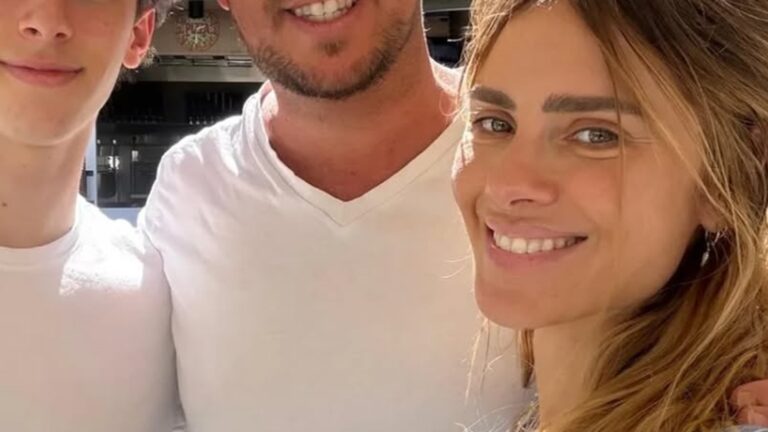 Carolina Dieckmmann encanta ao posar com o filho e o irmão mais velho em rara aparição