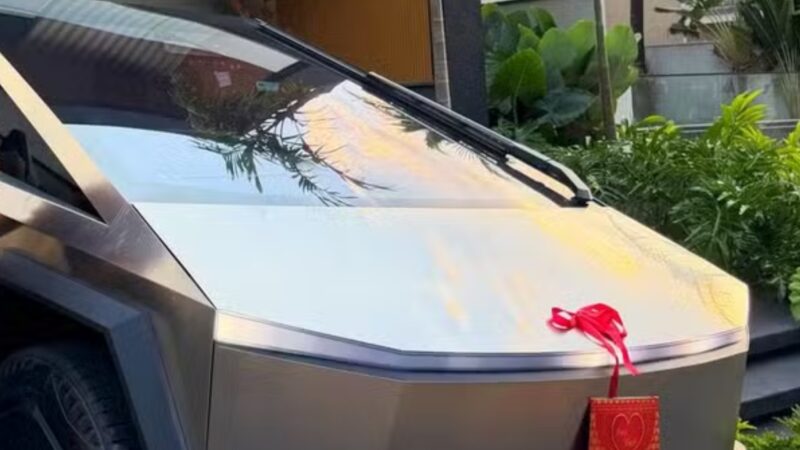 Ex-Fazenda ganha carro de R$ 1,5 milhão e relógio de R$ 25 mil do marido após perder reality da Record