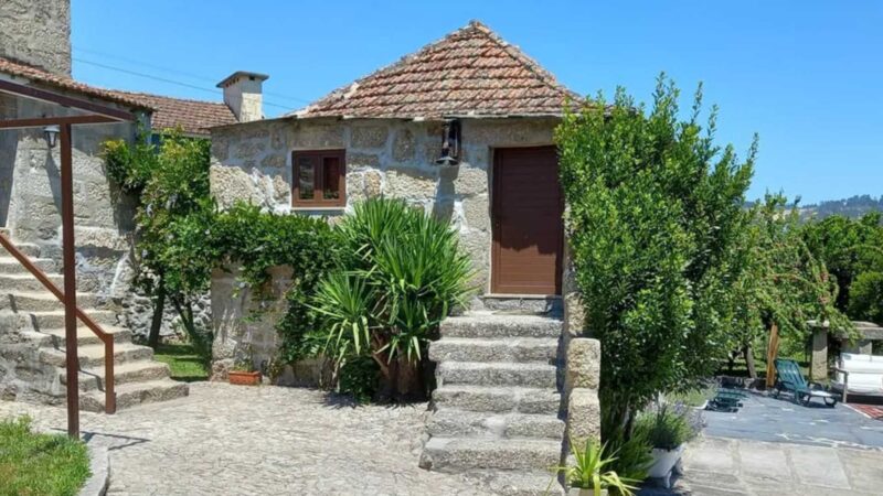 Mãe de ex-BBB tem casa de campo rústica e aconchegante na Europa; fotos