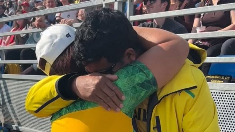 Aos 23 anos, atleta emociona os pais ao conquistar marco inédito para o Brasil e vira ‘surfista prateado’