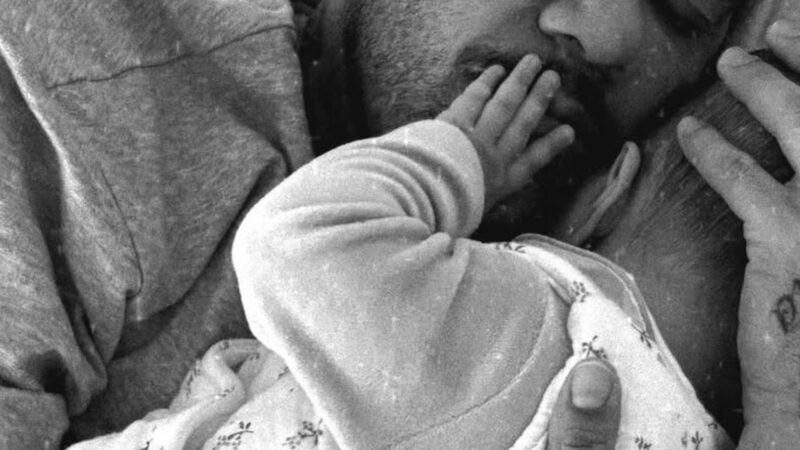 Aos 42 anos, jogador afastado dos campos surge em foto rara com a filha de 5 meses