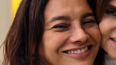 Dira Paes sorrindo ao lado de suas duas irmãs, Eneida e Ecleida, em uma celebração familiar.