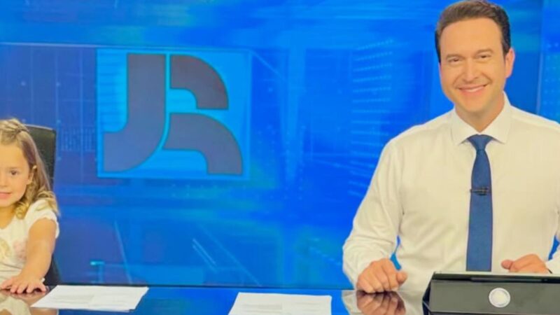 Aos 4 anos, filha de apresentador da Record rouba a cena em dia de ‘trabalho’ com o pai