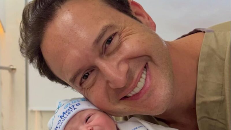 Aos 45 anos, jornalista da Record apresenta o filho recém-nascido: ‘Família completa’