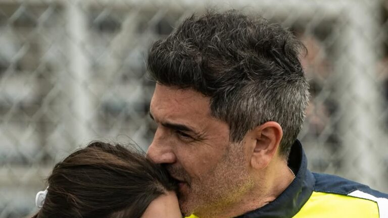 Aos 17 anos, filha de Edu Guedes rouba a cena em foto com o pai: ‘Tá linda’