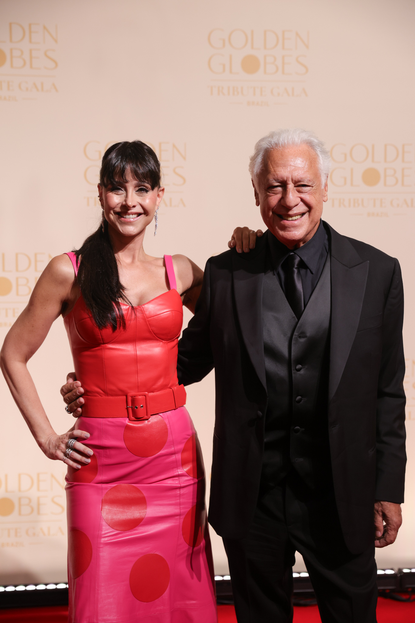 Esposa de Antônio Fagundes, Alexandra Martins esbanja estilo no Golden Globes