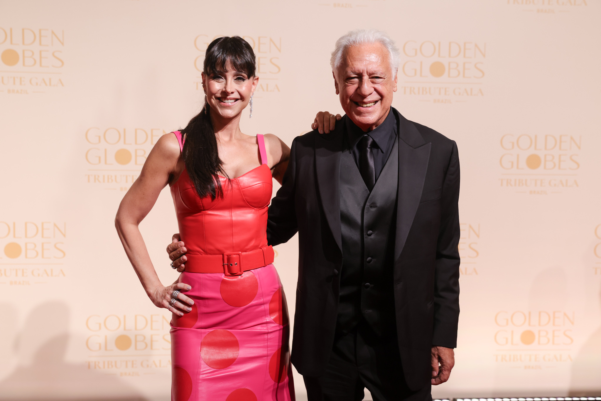 Esposa de Antônio Fagundes, Alexandra Martins esbanja estilo no Golden Globes