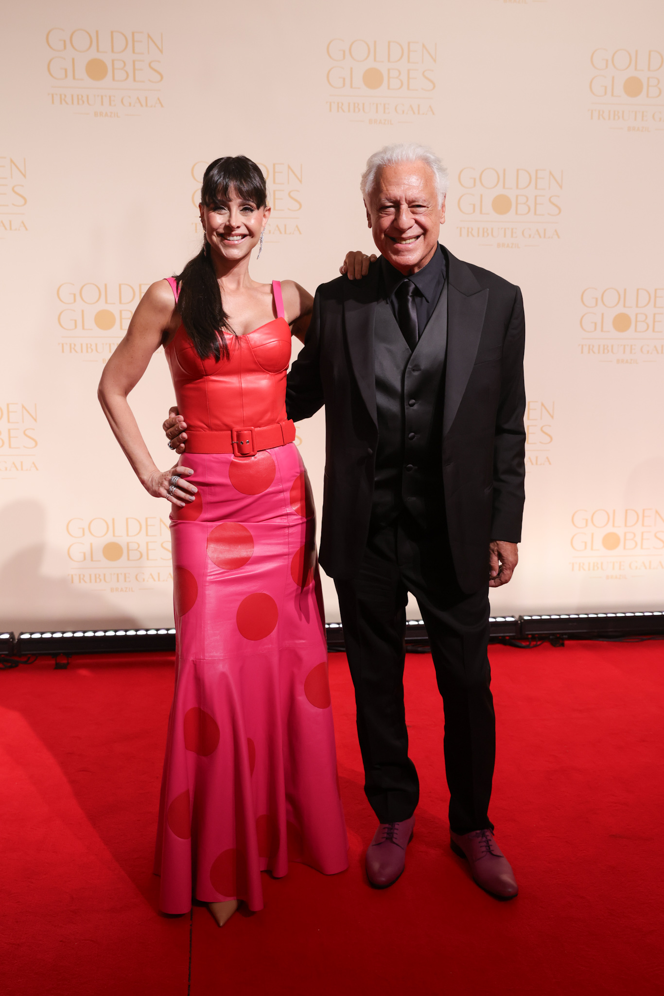 Esposa de Antônio Fagundes, Alexandra Martins esbanja estilo no Golden Globes