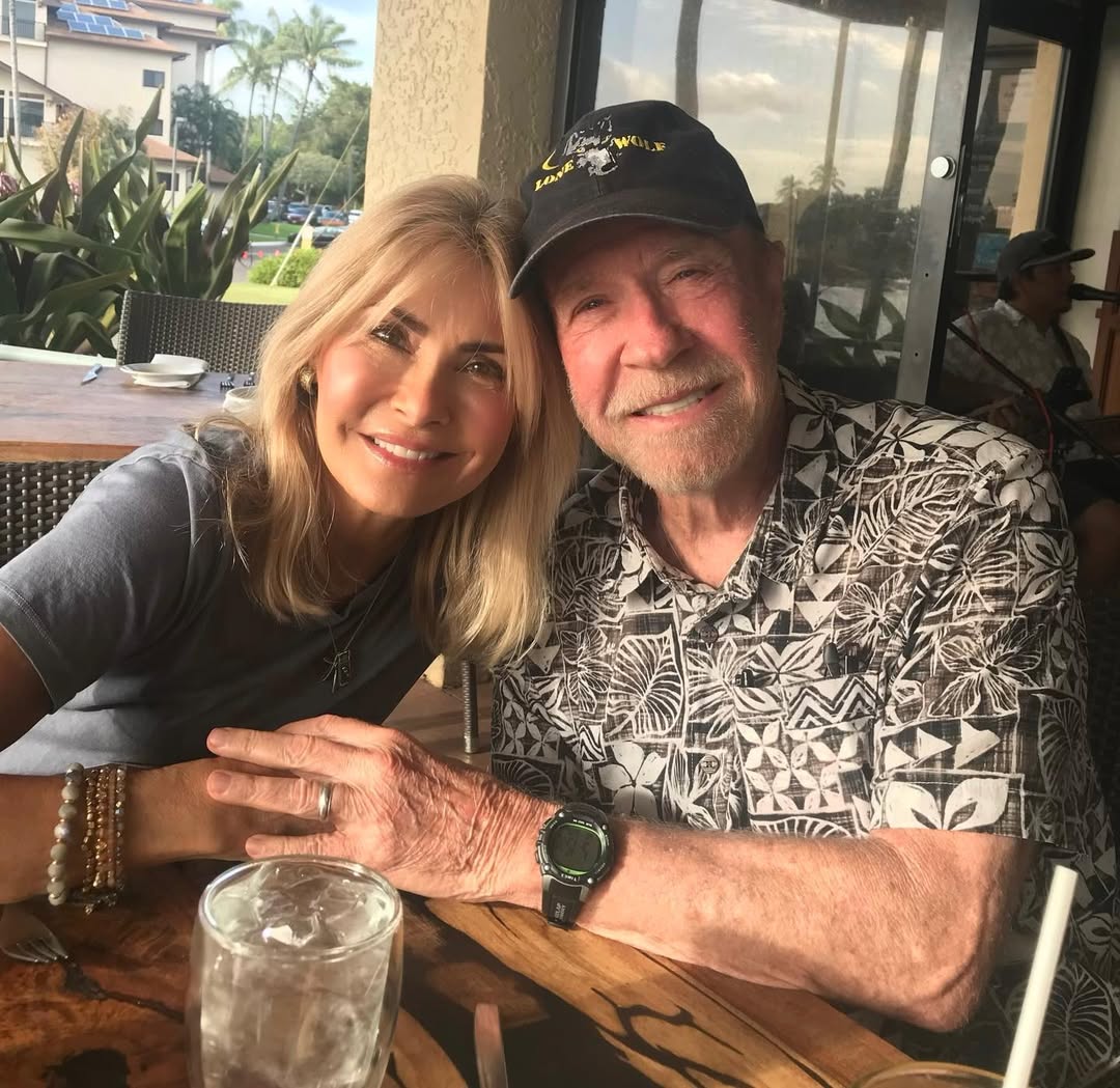 Chuck Norris e Gena O'Kelley - Foto: Reprodução / Instagram @chucknorris