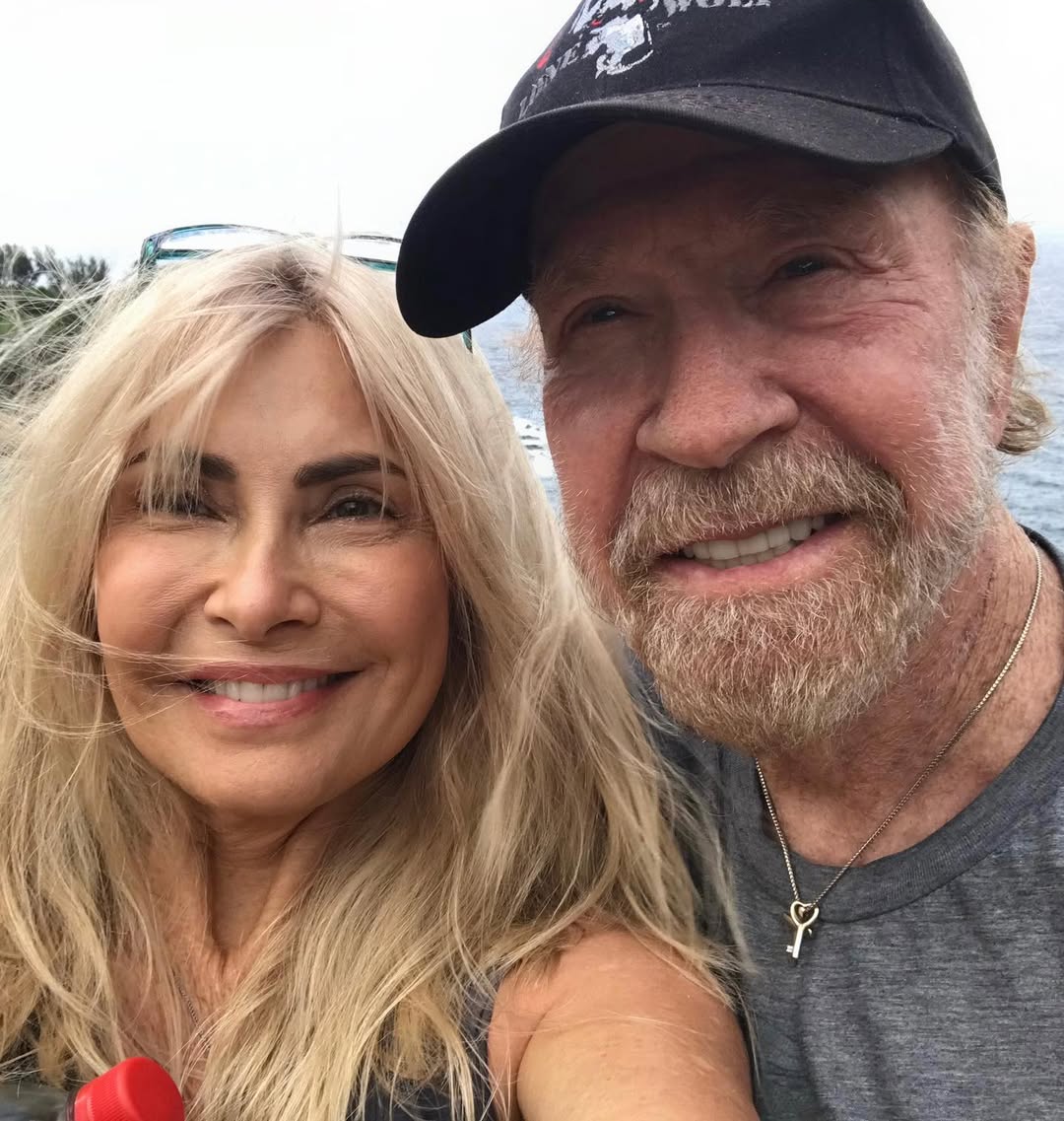 Chuck Norris e Gena O'Kelley - Foto: Reprodução / Instagram @chucknorris