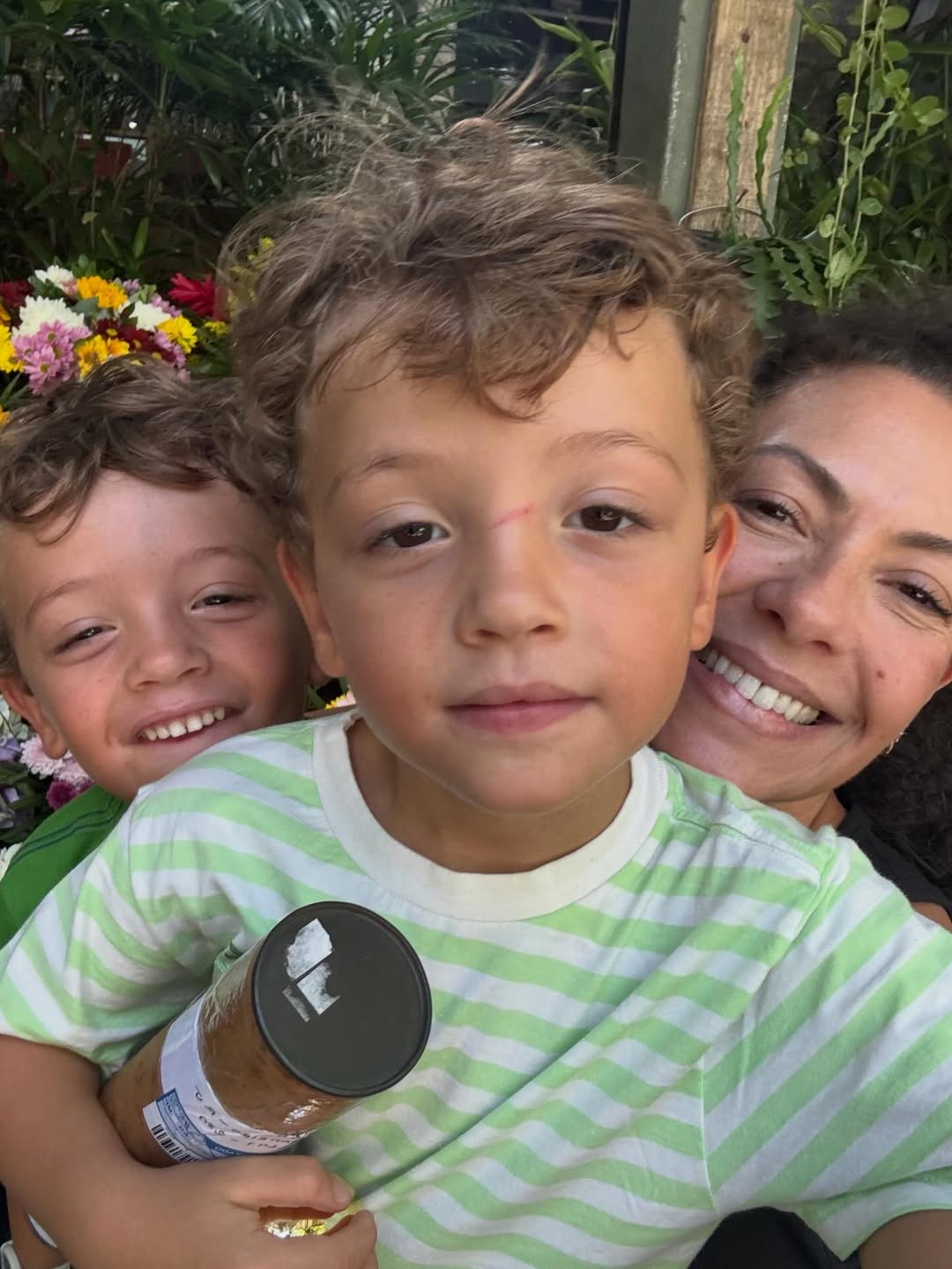 Fabiula Nascimento com os filhos gêmeos, Roque e Raul - Foto: Reprodução / Instagram @fabiulaa