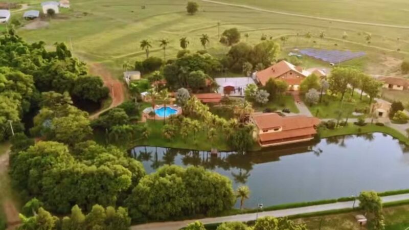 Cantor grava programa da Globo dentro da sua fazenda milionária com piscina e até capela particular