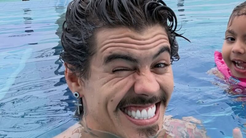 Aos 3 anos, filha de Biel rouba a cena em dia de piscina com o pai: ‘Mini diva’