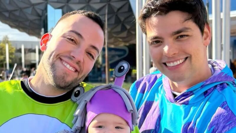 Aos 5 meses, filha de Lucas Rangel e Lucas Bley rouba a cena em fotos com os pais