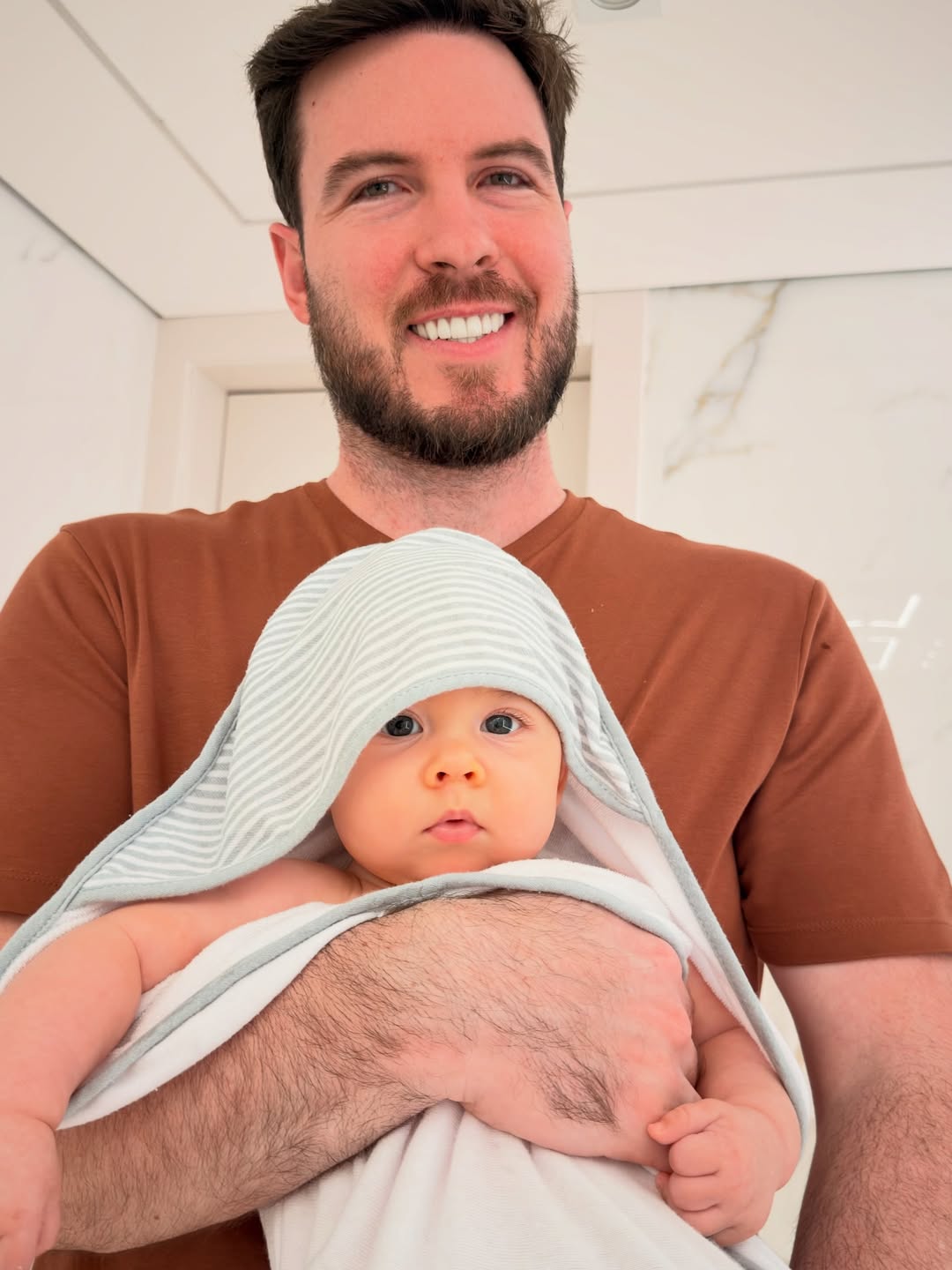 Filha de Thiago Nigro e Maíra Cardi encanta em novas fotos