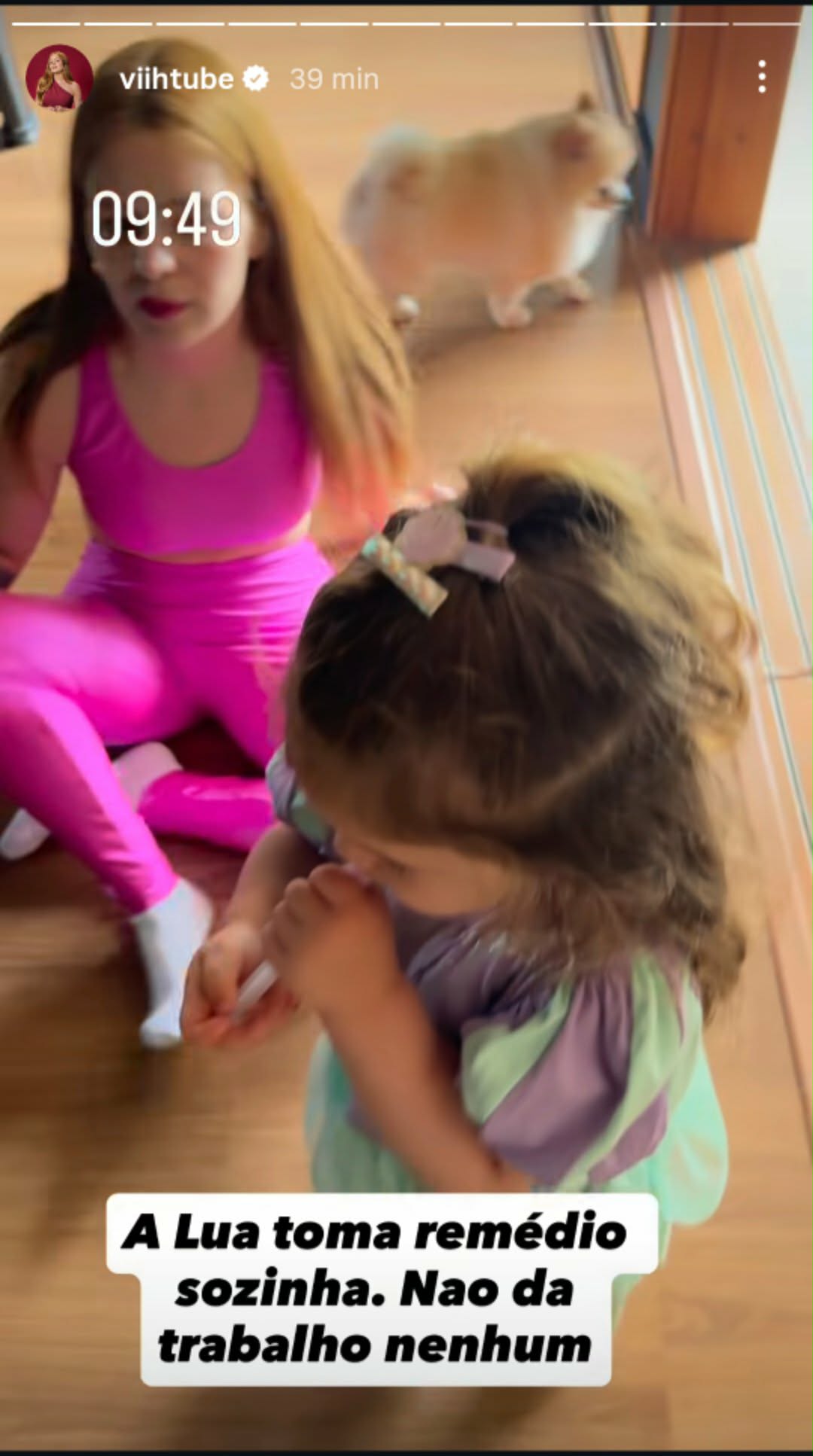 Filha de Viih Tube toma remédio sozinha