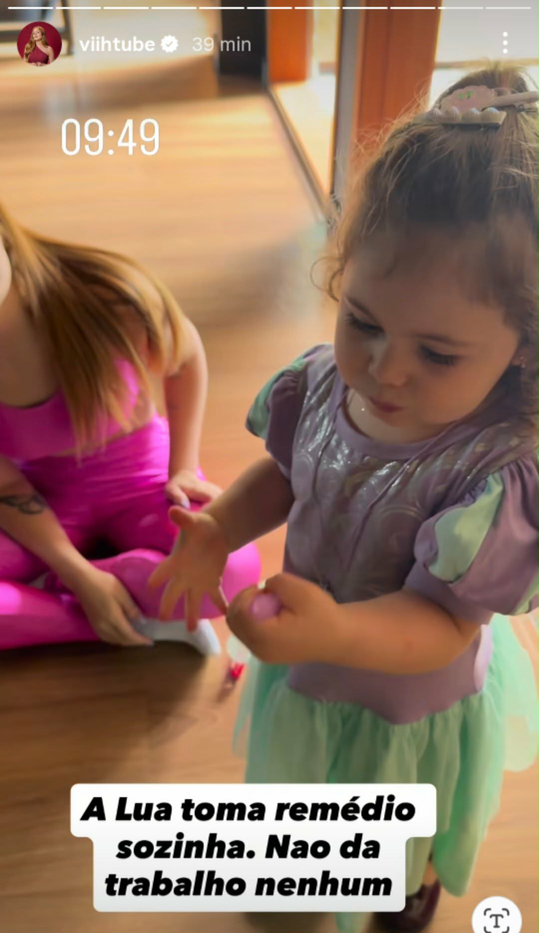 Filha de Viih Tube toma remédio sozinha - Foto: @viihtube