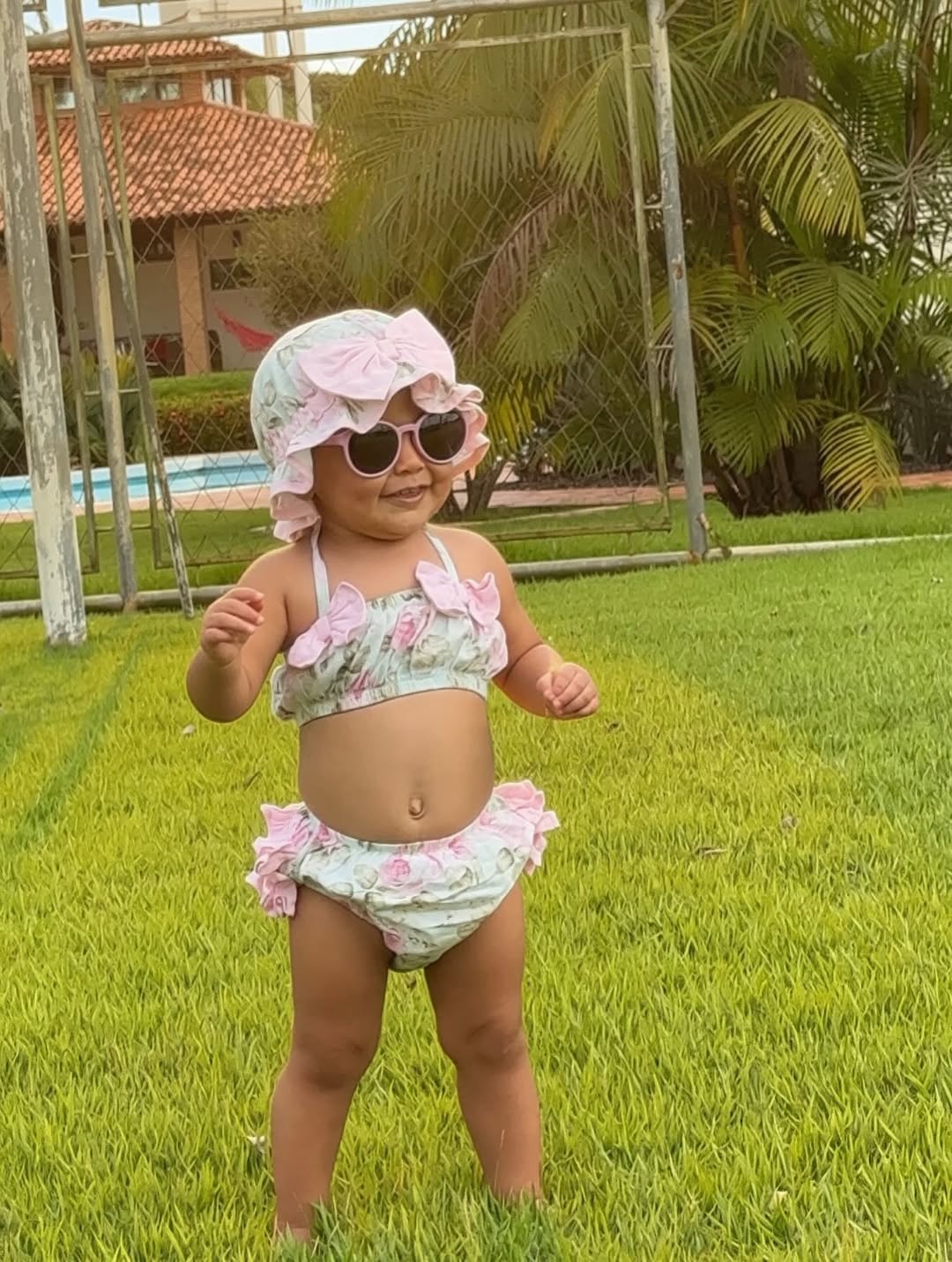Filha de Zezé Di Camargo na fazenda
