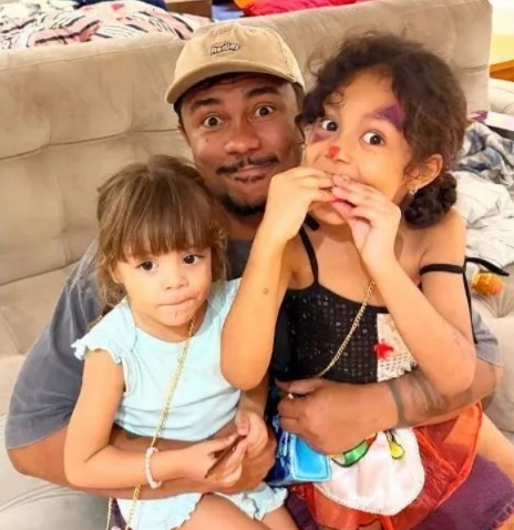 Xamã é pai de Akasha, de 7 anos, e Hanna, de 4 - Foto: Reprodução / Instagram @euxama