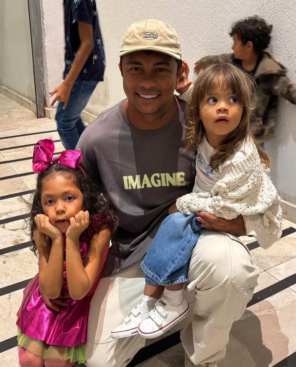 Xamã é pai de Akasha, de 7 anos, e Hanna, de 4 - Foto: Reprodução / Instagram @euxama