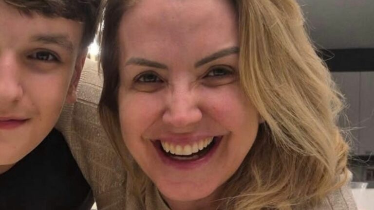 Alessandra Scatena comemora aniversário de 15 anos do filho com bolinho em casa