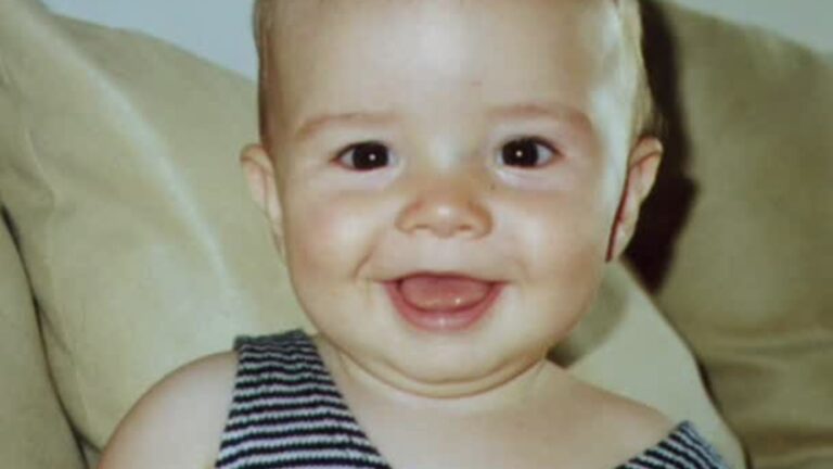 Quem é essa criança da foto? Ele é filho de atores famosos e completa 26 anos hoje