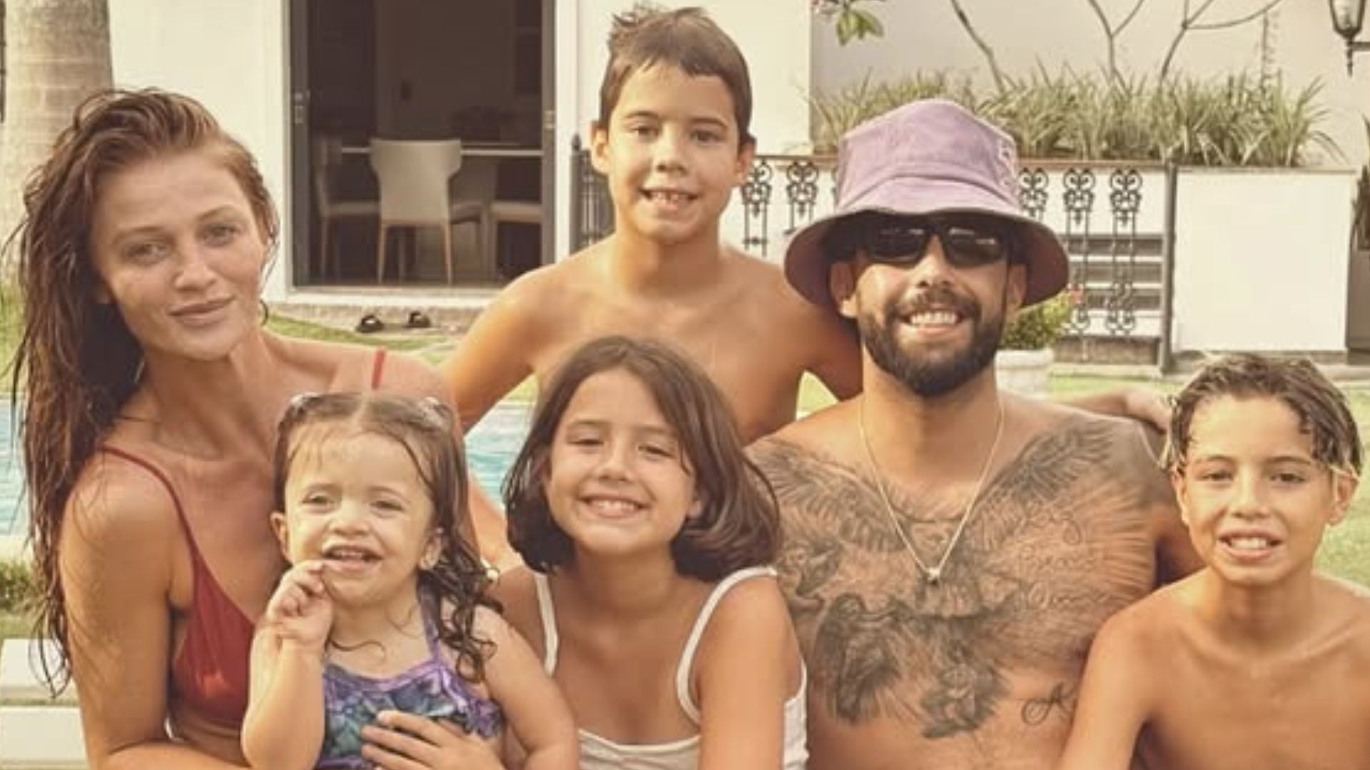 Pedro Scooby com a esposa, Cintia Dicker, e os quatro filhos - Foto: Reprodução / Instagram @pedroscooby