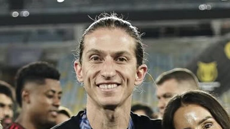 Aos 40 anos, Filipe Luís é casado com espanhola e pai de três filhos; conheça a família do ex-Flamengo