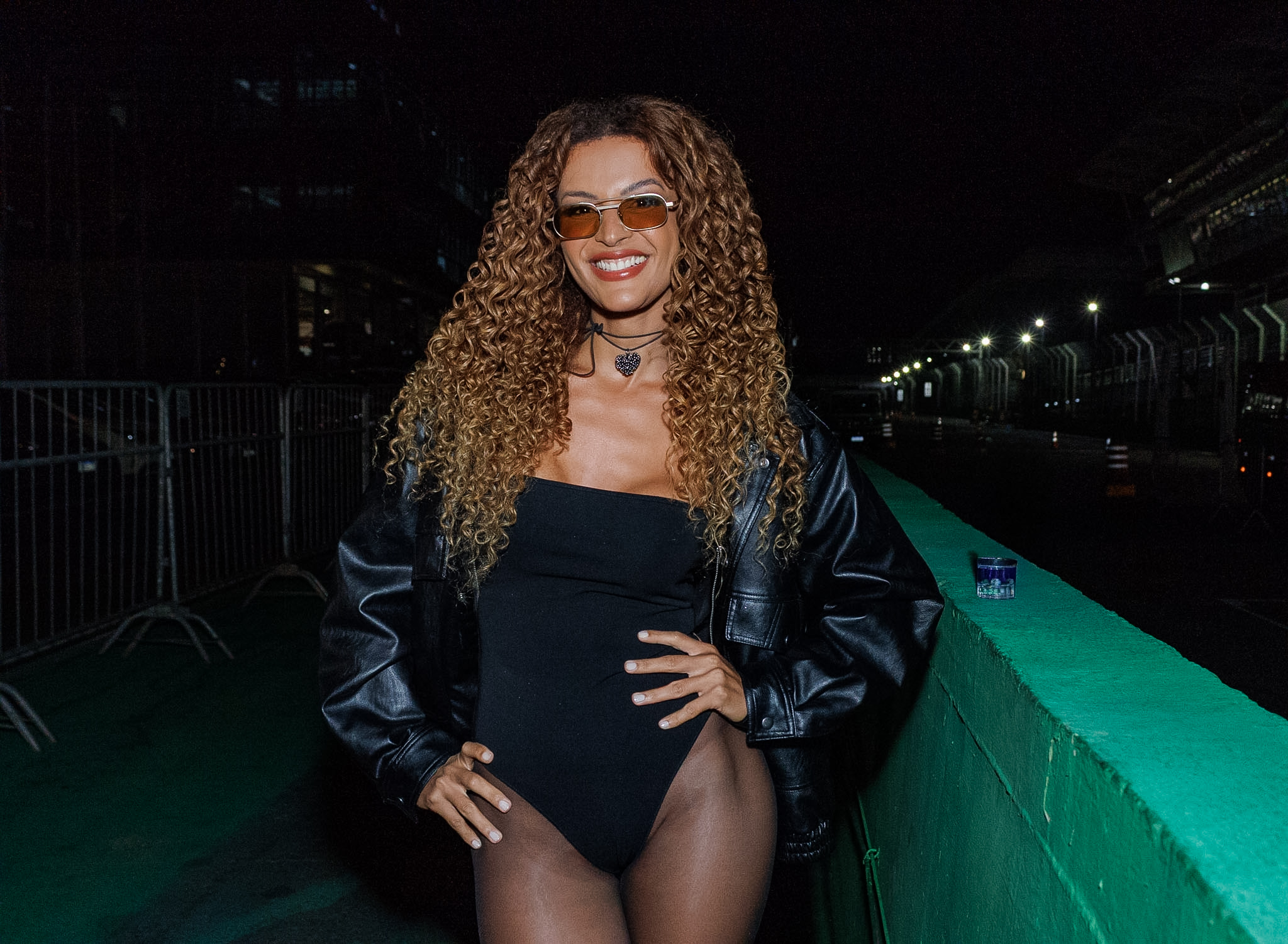 Gabriela Loran esbanja estilo com body e jaqueta