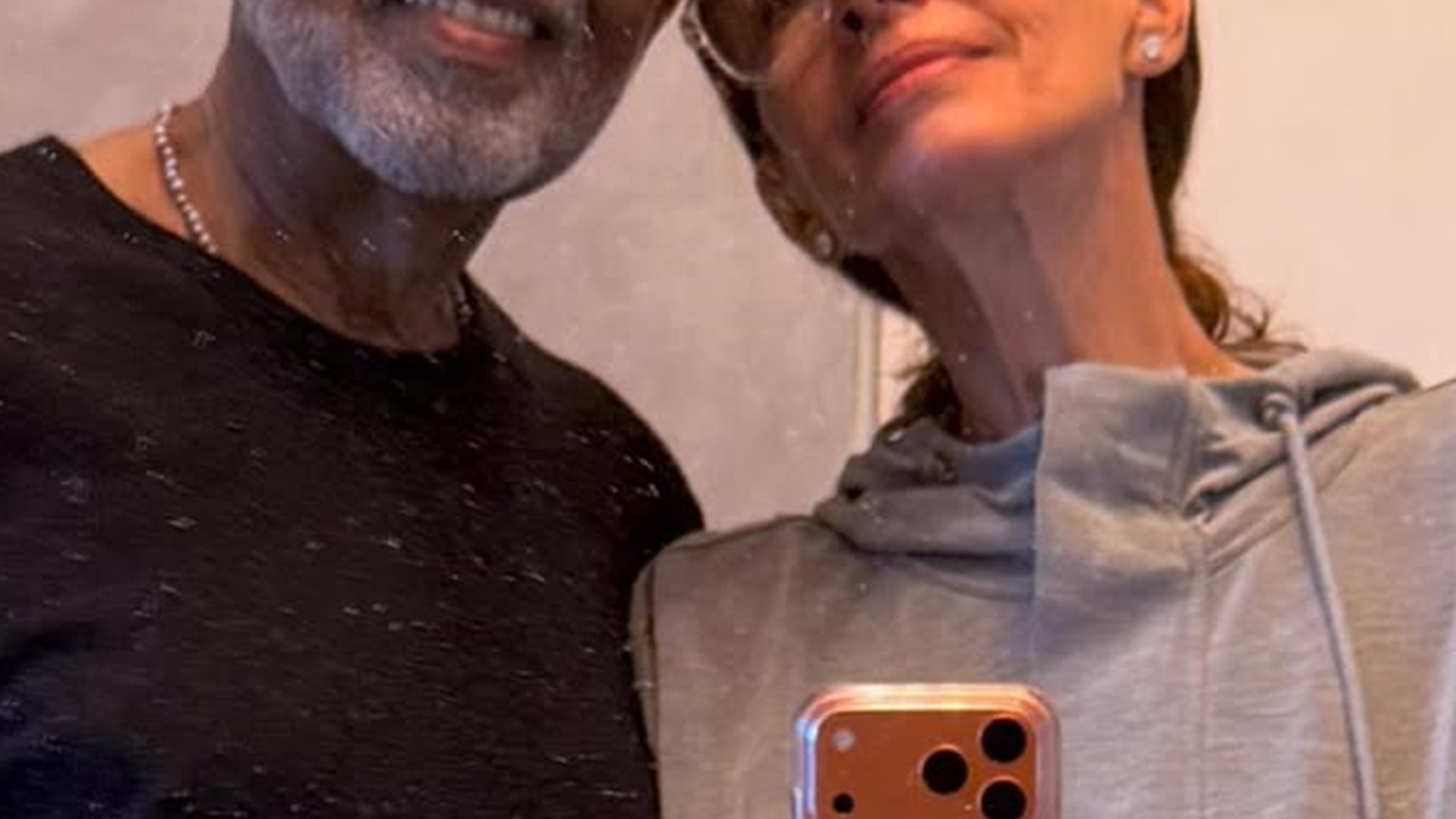 Aos 83 anos, cantor rouba a cena ao posar com a esposa 18 anos mais nova