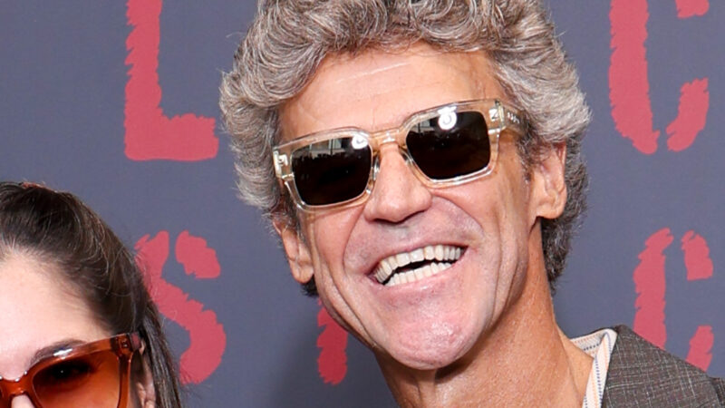 Aos 49 anos, Gustavo Kuerten faz rara aparição com a esposa em evento internacional