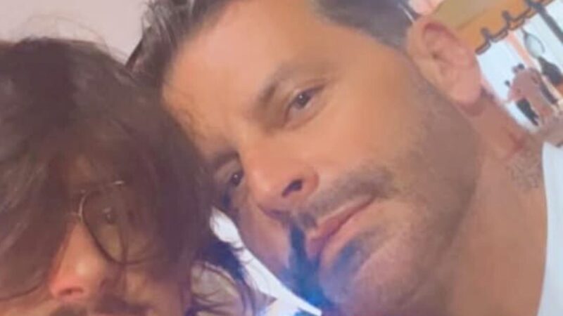 É a cara de quem? Filho de Henri Castelli e Isabeli Fontana surge em foto rara com o pai