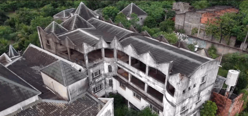 Morto há 11 anos, cantor deixou castelo de 100 quartos inacabado; mansão vale R$ 15 milhões